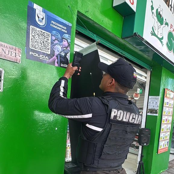 PoliciaEcZona7's tweet photo. 📲 ESCANEO DE CÓDIGOS QR

Con el objetivo de fortalecer la seguridad ciudadana y prevenir el cometimiento de delitos, realizamos el escaneo de los códigos QR instalados en establecimientos comerciales de Piñas #ElOro.

#EstrategiaOperacional3D
#ServirYProtegerConFirmeza https://t.co/MYTiVvEyoT