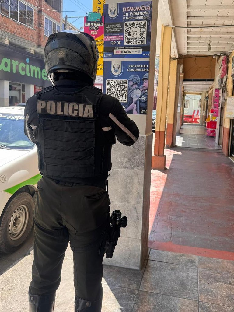 PoliciaEcZona7's tweet photo. 📲 ESCANEO DE CÓDIGOS QR

Con el objetivo de fortalecer la seguridad ciudadana y prevenir el cometimiento de delitos, realizamos el escaneo de los códigos QR instalados en establecimientos comerciales de Piñas #ElOro.

#EstrategiaOperacional3D
#ServirYProtegerConFirmeza https://t.co/MYTiVvEyoT
