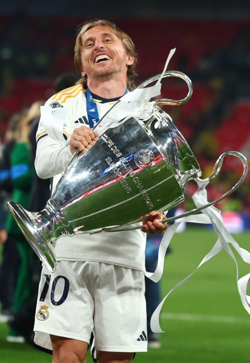 RMCFarab's tweet photo. 🚨 لوكا مودريتش : أنا مدريدي، وسأظل مدريديستا دائماً. 

أحياناً ما زلت أشاهد لقطات من حفل وداعي، وأرى الجماهير في المدرجات وهم يبكون، وهذا يمنحك شعوراً كبيراً بالفخر والسعادة. 

يحدث ذلك عندما تدرك أنك قدمت شيئًا عظيمًا حقًا مع أكبر نادٍ في العالم.

أحياناً، عندما نكون في إجازة، يسألني أطفالي ”متى سنعود إلى المنزل، إلى مدريد؟

لذلك، بالطبع، سأحب العودة يومًا ما، لكنني لا أريد العودة لمجرد العودة أو لمجرد التواجد هناك.

أريد أن أساعد ريال مدريد حقًا، وأن أكون مفيدًا للنادي، وليس مجرد الجلوس هناك دون أن أفعل شيئاً.