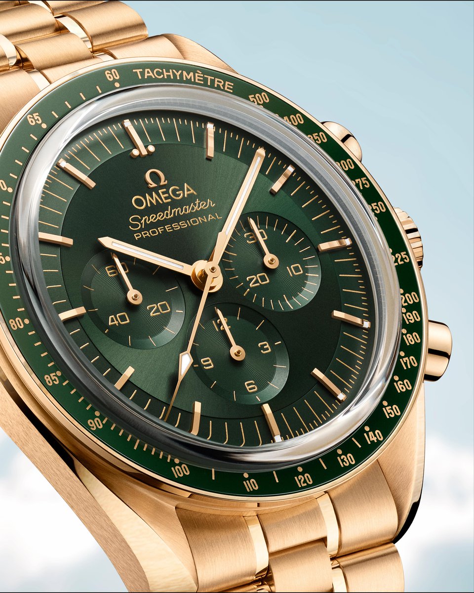 omegawatches's tweet photo. Going green for the OMEGA Masters 2026, our Speedmaster Moonwatch matches the verdant fairways of Crans-Montana, Switzerland. Discover this 42 mm design crafted in 18K Moonshine™ Gold.

#OMEGA
#OMEGAGolf
#OmegaEuropeanMasters https://t.co/7tWlC1ZoZq