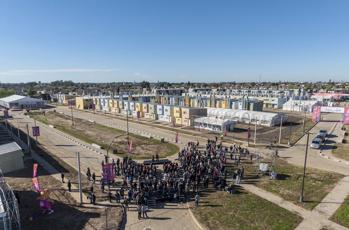 chechobasile's tweet photo. Inauguramos la Villa Suramericana 🏘️🏅

Son 334 viviendas que durante los Juegos recibirán a más de 1.300 deportistas y miembros de las delegaciones y que, después, quedarán para familias santafesinas.

#ChechoBasile #SiALosJuegosSurarmericanos https://t.co/spDYEr2bek