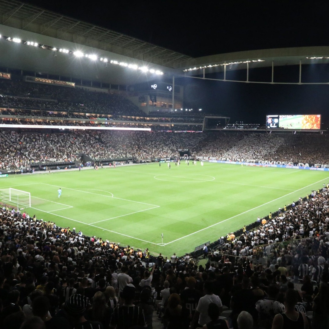 _sccpnews's tweet photo. ⚫⚪ | O promotor Cassio Conserino, do Ministério Público de São Paulo, afirmou que a Caixa Econômica Federal pode ser condenada a pagar até R$ 800 milhões ao Corinthians caso sejam atestadas ilegalidades na cobrança do financiamento da Neo Química Arena.

O caso chegou ao MP-SP por meio do perito Anísio Castelo Branco, que apontou cobrança de até 450% de juros e uma multa de R$ 70 milhões. O promotor destacou que o caso está sendo avaliado sem prazo para definições, ressaltando que os fatos graves exigem investigação e confirmação técnica, e que nenhuma culpa do banco foi apontada neste momento.

📰 | https://t.co/TVg2JKSHL8
📸 | José Manoel Idalgo/Corinthians)