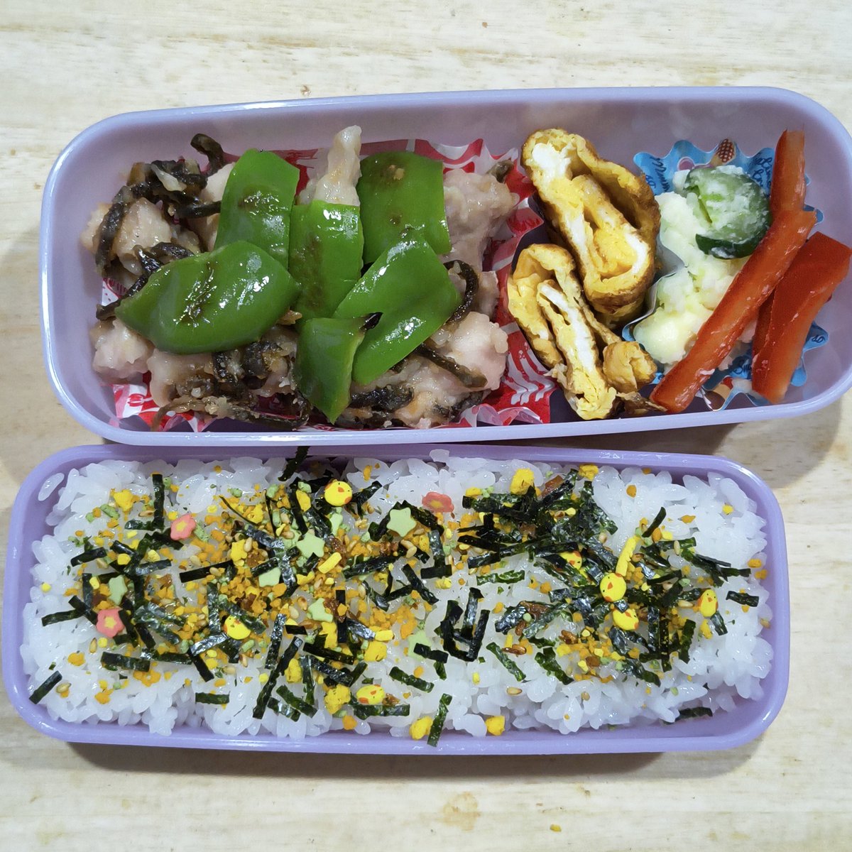 goodluck0622's tweet photo. おはようございます
9/3　#女子高生弁当　68
＃お弁当記録
鳥もも肉塩昆布唐揚げ
ポテサラ

小さく、画数の多い文字が見えにくいことは前からあったけど
眼鏡(近眼）かけて離しても見えず
眼鏡外して近づけたらばっちり見えました
老眼がメガシンカしてショックです https://t.co/1cwzbdHCcS