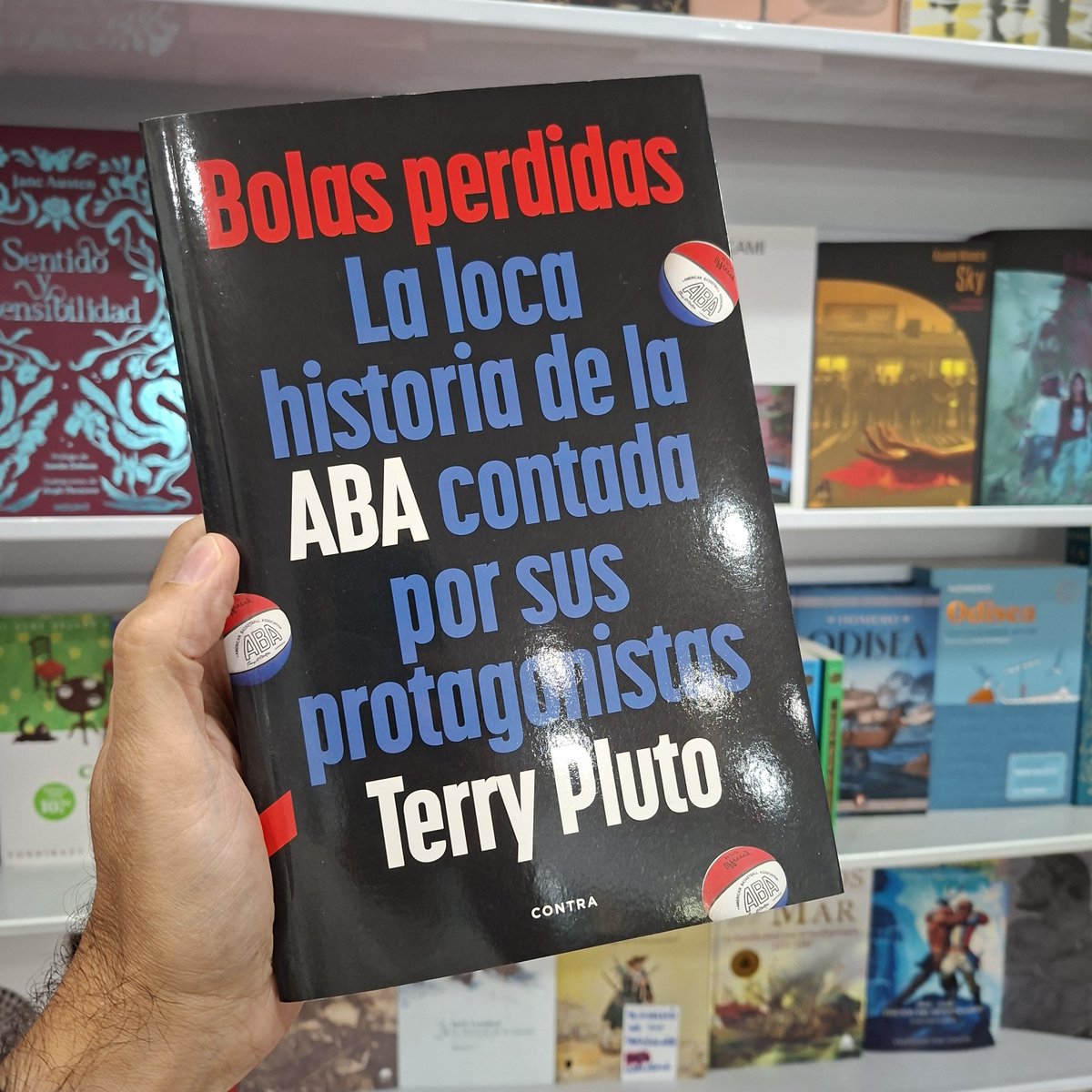 ATOMCOMICS's tweet photo. Bolas perdidas @editorialcontra
Historia oral de la ABA, la liga del balón tricolor, el triple y su concurso de mates. Anécdotas locurisimas que son pura leyenda. 

Nota 1: Si hablamos de baloncesto entre la leyenda y la verdad siempre publicaremos la leyenda. https://t.co/aoaoyKIoWG