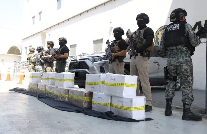 FiscaliaNL's tweet photo. 🚨 FISCALÍA INFORMA 🚨

La Fiscalía General de Justicia del Estado de Nuevo León informa que, como resultado de un operativo conjunto entre la Agencia Estatal de Investigaciones, la Secretaría de la Defensa Nacional y la Guardia Nacional, fueron detenidos Bainse “N”, de 42 años, y Ramiro “N”, de 40 años, ambos originarios de Sinaloa, tras una persecución registrada en el fraccionamiento Bernardo Reyes en el municipio de Monterrey.

Como resultado de estas acciones fueron asegurados aproximadamente 200 kilogramos de una sustancia sólida con características del cristal, distribuidos en 15 cajas de cartón, además de dos armas de fuego, dinero en efectivo y el vehículo involucrado.

Las personas detenidas y los objetos asegurados quedaron a disposición del Ministerio Público, mientras continúan las investigaciones correspondientes para el esclarecimiento de los hechos y la determinación de las responsabilidades legales, conforme al debido proceso y con respeto a los derechos de todas las partes.