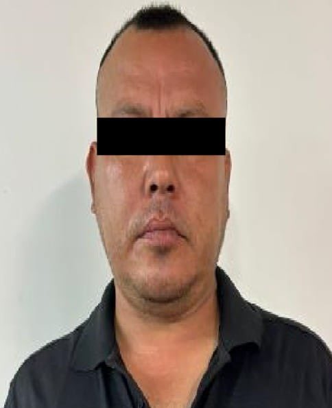 FiscaliaNL's tweet photo. 🚨 FISCALÍA INFORMA 🚨

La Fiscalía General de Justicia del Estado de Nuevo León informa que, como resultado de un operativo conjunto entre la Agencia Estatal de Investigaciones, la Secretaría de la Defensa Nacional y la Guardia Nacional, fueron detenidos Bainse “N”, de 42 años, y Ramiro “N”, de 40 años, ambos originarios de Sinaloa, tras una persecución registrada en el fraccionamiento Bernardo Reyes en el municipio de Monterrey.

Como resultado de estas acciones fueron asegurados aproximadamente 200 kilogramos de una sustancia sólida con características del cristal, distribuidos en 15 cajas de cartón, además de dos armas de fuego, dinero en efectivo y el vehículo involucrado.

Las personas detenidas y los objetos asegurados quedaron a disposición del Ministerio Público, mientras continúan las investigaciones correspondientes para el esclarecimiento de los hechos y la determinación de las responsabilidades legales, conforme al debido proceso y con respeto a los derechos de todas las partes.