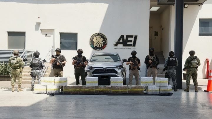 FiscaliaNL's tweet photo. 🚨 FISCALÍA INFORMA 🚨

La Fiscalía General de Justicia del Estado de Nuevo León informa que, como resultado de un operativo conjunto entre la Agencia Estatal de Investigaciones, la Secretaría de la Defensa Nacional y la Guardia Nacional, fueron detenidos Bainse “N”, de 42 años, y Ramiro “N”, de 40 años, ambos originarios de Sinaloa, tras una persecución registrada en el fraccionamiento Bernardo Reyes en el municipio de Monterrey.

Como resultado de estas acciones fueron asegurados aproximadamente 200 kilogramos de una sustancia sólida con características del cristal, distribuidos en 15 cajas de cartón, además de dos armas de fuego, dinero en efectivo y el vehículo involucrado.

Las personas detenidas y los objetos asegurados quedaron a disposición del Ministerio Público, mientras continúan las investigaciones correspondientes para el esclarecimiento de los hechos y la determinación de las responsabilidades legales, conforme al debido proceso y con respeto a los derechos de todas las partes.