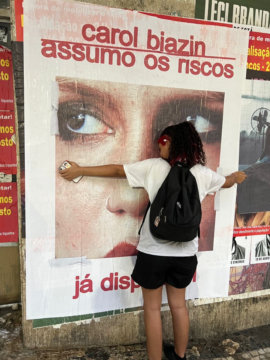 braz_sgz's tweet photo. @carolbiazin te amei na rua no meio dos carros https://t.co/1sCCT7goCj