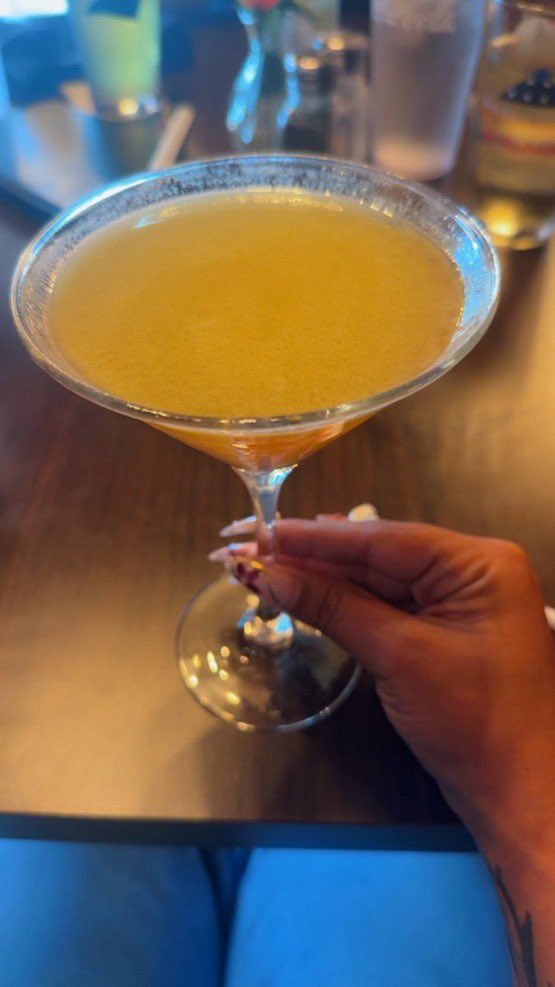 GodessVer0's tweet photo. Send for my martinis 🤭 https://t.co/iFDMfUtgnd