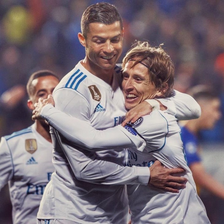 MadridXtra's tweet photo. 🚨🗣️ Luka Modrić: “Cristiano Ronaldo and the 1000 goals? Cristiano is INCREDIBLE. He is a phenomenon, a monster, and I have no doubt that he's going to reach that number. 

Everything he's done, everything he continues to do, and the way he competes, giving his all match after match, is ADMIRABLE. 

I have a special affection for him because of everything we've done together and achieved at Real Madrid, and that's why I hope he reaches that number as soon as possible. 

But he has at least another year ahead of him, and I'm sure, as I said, that he's going to do it. That's something incredible. I don't know how much longer he'll want to keep playing, but he'll keep scoring goals even if he wants to continue until he's 50. 

His gift for scoring goals is incredible, and above all, his character, his faith, and his self-confidence, it's something incredible.” @diarioas