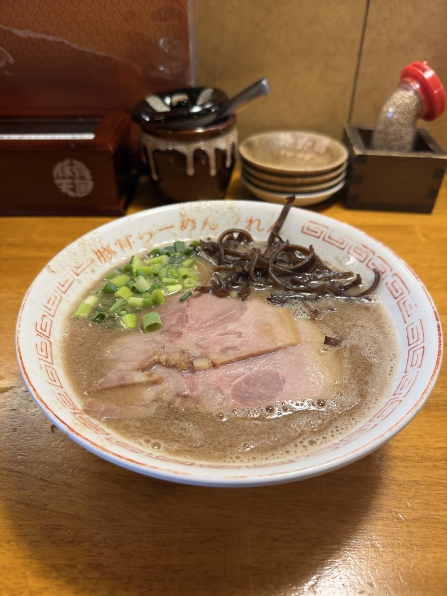 1052ren's tweet photo. 本日のメニュー

【レギュラーメニュー】 博多ラーメン 熊本ラーメン 家系ラーメン
魚介豚骨ラーメン

味付き白髪ネギトッピング　　　100円
白髪ネギベニミョウガトッピング150円

本日もよろしくお願いします🙇 https://t.co/IJQwomkd5y
