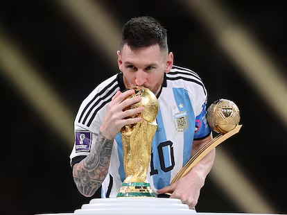 saanlorencismo's tweet photo. Nunca necesitó ganar un Mundial para ser el mejor de la historia, pero qué suerte que lo ganó. Qué suerte que esa historia tuvo final feliz.

Porque hoy no lloramos solamente porque Messi se retira.
Lloramos porque se termina una época. https://t.co/RUIZYQXOeD