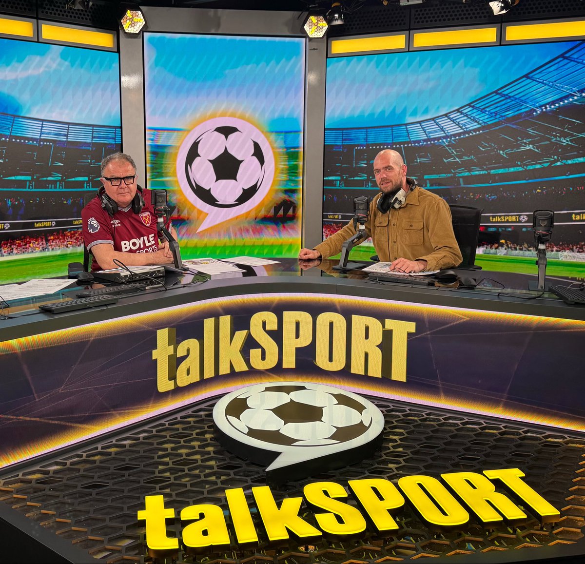 tsExtraTime's tweet photo. Football under the floodlights

📻📡 @paulross 0100-0500
🎚️🤝🏻 @KaneReeves01 @StuartArmour

📰 @sweirz - Back-pages
⚽️ @BroadcastMoose - EFL
🇫🇷 @TomScholes_ 
📕 Laura Thompson 
🇺🇸 @JohnKreger 
🎥 @AmonWarmann

Have your say! Call/Whatsapp
📱 03717 22 33 44 https://t.co/hUN0HYnKyH