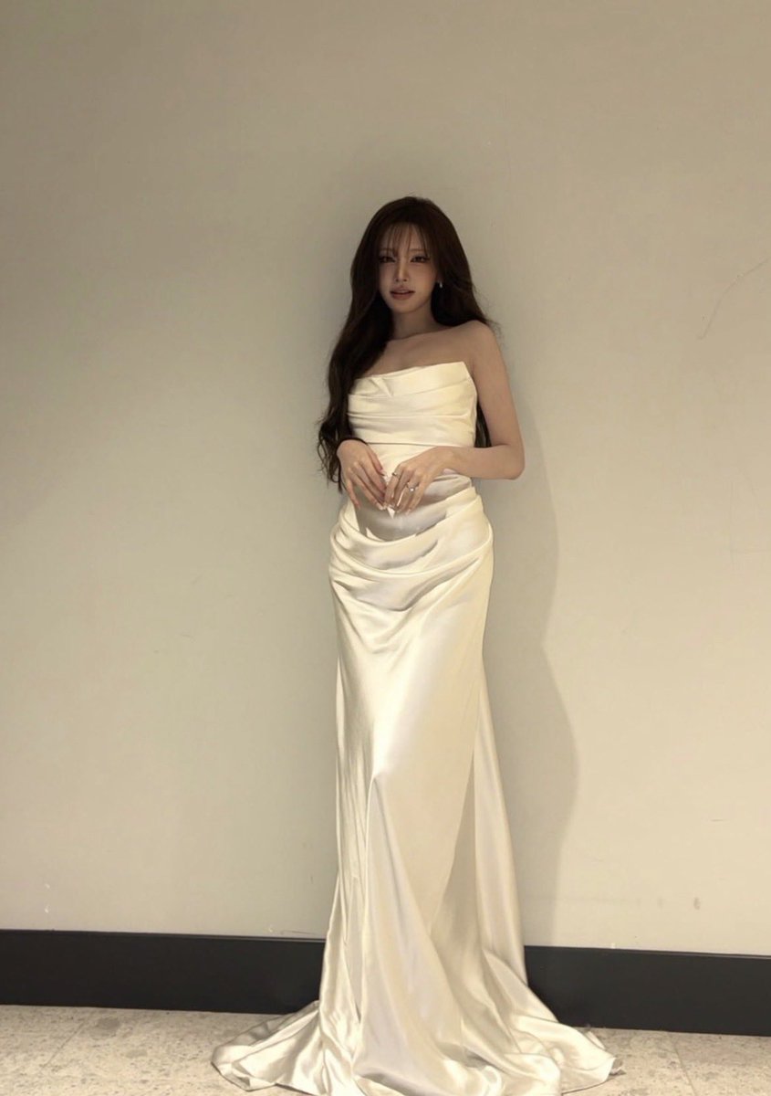 Lizfilmz's tweet photo. REMINDER: Please vote Liz for Best OST at KGMA on the Coogoong app! Even 1 vote helps, we need as many as we can get. She’s been praised so much for her vocals, and I hope she can win this award, especially since she’ll be MCing! 🤍 https://t.co/glbMyXg1Cx