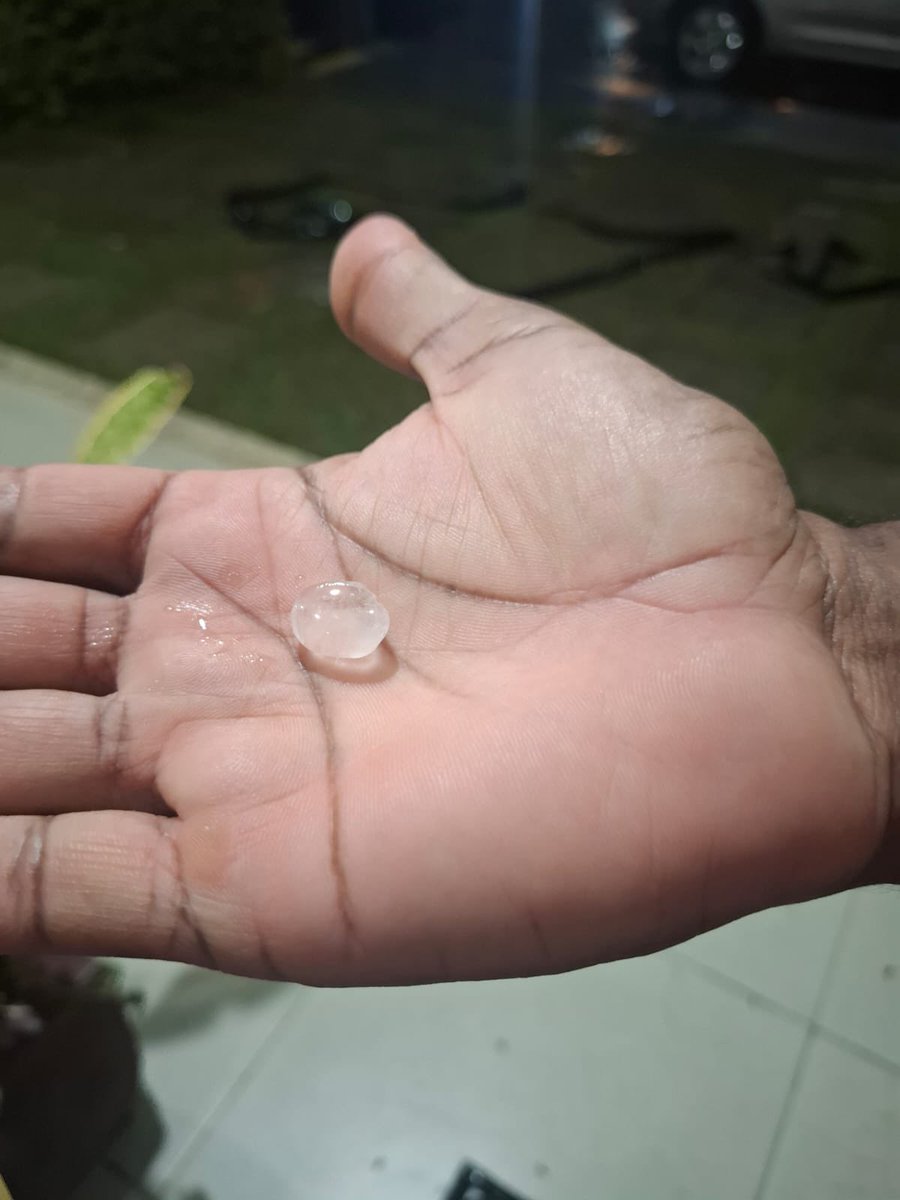 melhoresalvador's tweet photo. CHUVA DE GRANIZO NA BAHIA 🫪

Registros da tarde de hoje em Vitória da Conquista!

(essa é pra quem acha que a Bahia se resume a sol, praia e calor!!) https://t.co/2SzpBCH2r8
