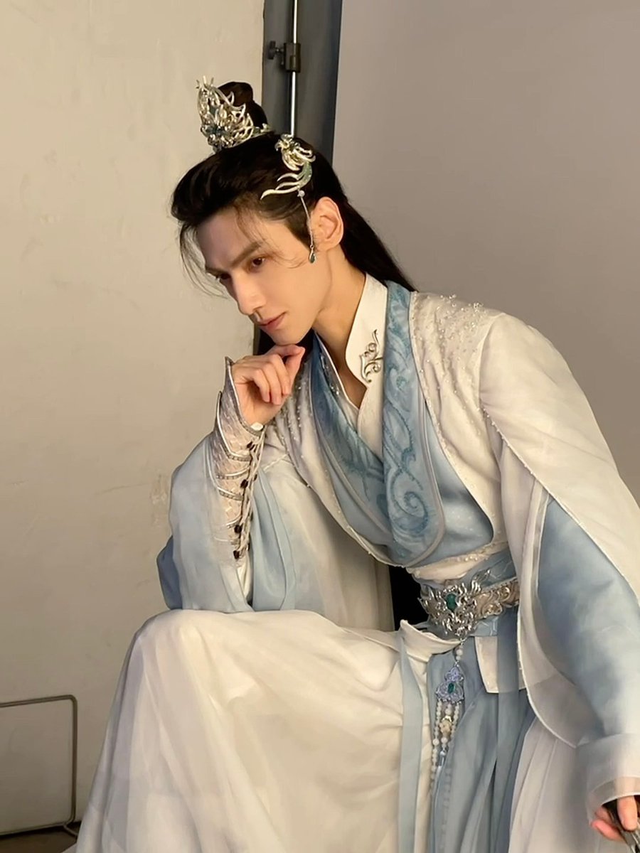 narayann0728's tweet photo. without filters or heavy makeup
that's what an immortal looks like
#LuoYunxi #LeoLuo #罗云熙 https://t.co/AIlfOGyKJr