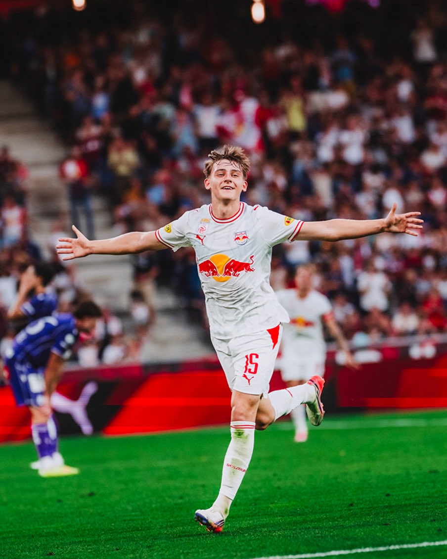 RisingStarXI's tweet photo. 🚨🇵🇱 THE NEW POLISH TALENT EVERYONE NEEDS TO KNOW: 

𝐁𝐀𝐑𝐓𝐎𝐒𝐙 𝐌𝐀𝐙𝐔𝐑𝐄𝐊 (𝟏𝟗).  

RB Salzburg’s new €6m signing can play across three midfield roles — and he’s already making an impact, with 𝐓𝐖𝐎 𝐀𝐒𝐒𝐈𝐒𝐓𝐒 today against Rapid Wien. 

A product of Jagiellonia’s academy from the age of 12, Mazurek became the youngest Polish player to score a hat-trick in European club competition at the club. 

What stands out most? 𝐇𝐢𝐬 𝐂𝐨𝐮𝐫𝐚𝐠𝐞, 𝐏𝐞𝐫𝐬𝐨𝐧𝐚𝐥𝐢𝐭𝐲 𝐚𝐧𝐝 𝐌𝐞𝐧𝐭𝐚𝐥𝐢𝐭𝐲.

One of the biggest 𝐁𝐑𝐄𝐀𝐊𝐎𝐔𝐓 𝐖𝐎𝐍𝐃𝐄𝐑𝐊𝐈𝐃𝐒 to watch this season. 💎