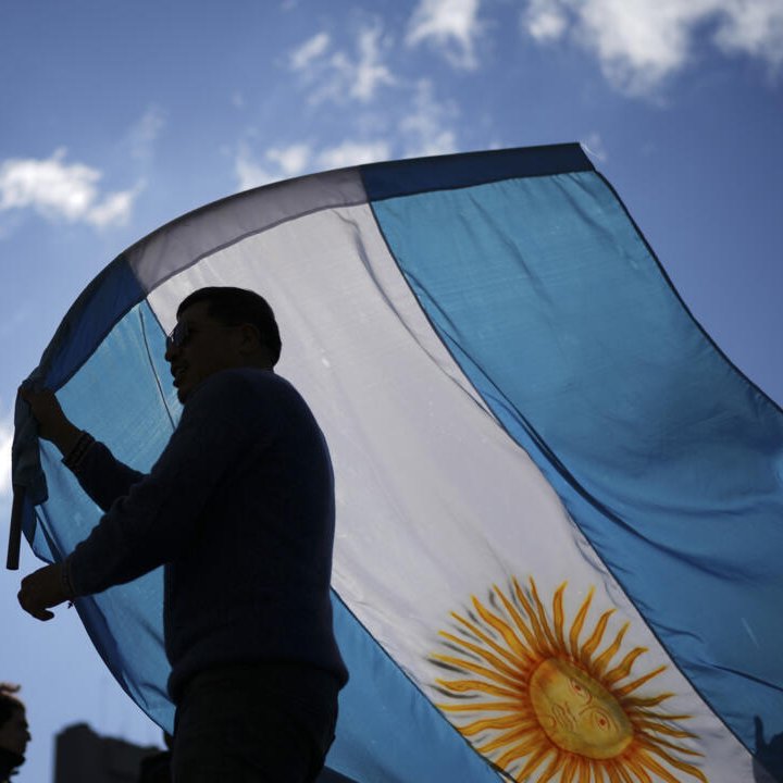 FactoenX's tweet photo. 🚨 | Argentina es uno de los unicos Paises del Mundo en Sancionar la Ley 25.636.

Dicha Ley insta y obliga a las Emisoras de Radio y Televisión del pais a que todos los días a las 00hs se emita el Himno Nacional Argentino 🇦🇷🌞 https://t.co/FLj7SoYr1b