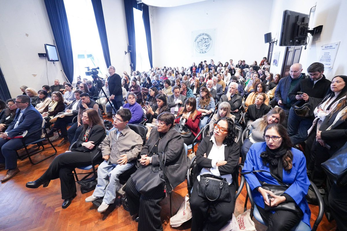 Vsiley's tweet photo. Participamos del 2° Congreso Internacional de Discapacidad en la Justicia, en el panel La Salud como derecho humano fundamental.

La Emergencia en Discapacidad fue una ley muy luchada por las personas con discapacidad y sus familias. Esa organización fue fundamental para conseguir una mayoría transversal en el Congreso. Y ahora hay que sostener esa conquista y garantizar que la Emergencia en Discapacidad continúe más allá de diciembre.

👉🏼 El 9 de septiembre esa pelea sigue en Diputados. Convocamos a una Sesión Especial junto a 133 diputados y diputadas de distintos bloques para avanzar con dos temas que necesitan una respuesta urgente: la prórroga de la Emergencia en Discapacidad y el endeudamiento de millones de familias argentinas.

📹 Te dejo mi intervención completa:
https://t.co/jaz7tTw0tK

Gracias por la invitación, Genoveva Ferrero, Secretaria de Administración y Presupuesto del Poder Judicial de la CABA y @LuBurundarena, responsable del Observatorio de la Discapacidad del Poder Judicial de la CABA.