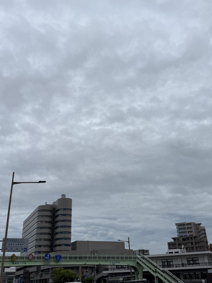 crusherho's tweet photo. @goodjog_hfm ☀️神原さん、リスナーの皆さん、おはようございます。
7時現在、広島市南区皆実町は
気温27℃どんより曇っていて今にも雨が降りそうです。
ひどい雨にならないことを祈ります。

#ジョグ天 https://t.co/pqqZipPXBK