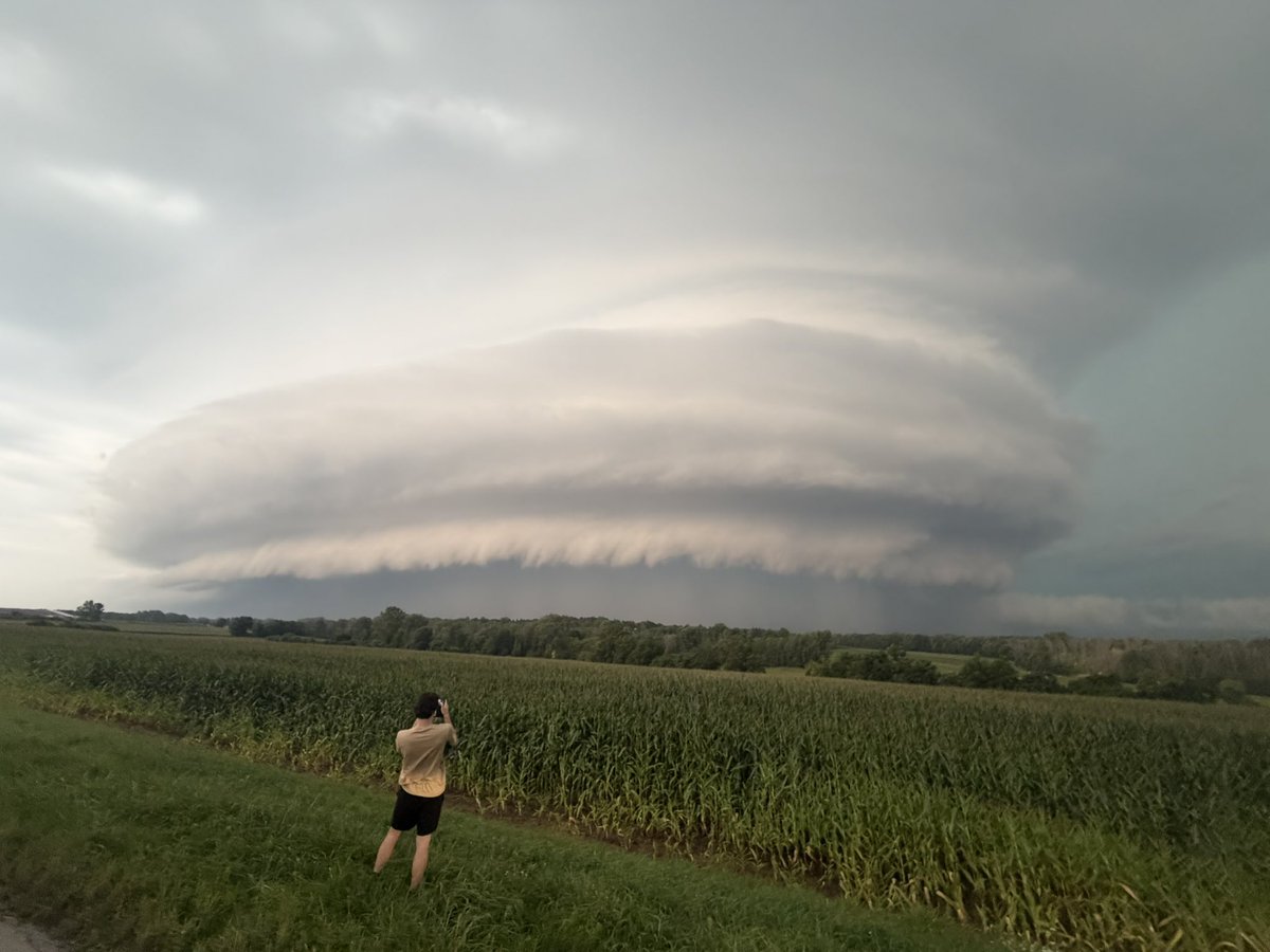 packie7b's tweet photo. UNBELIEVEABLE UFO on tornado confirmed cell in NY just now #nywx https://t.co/PWtsPrwrTX