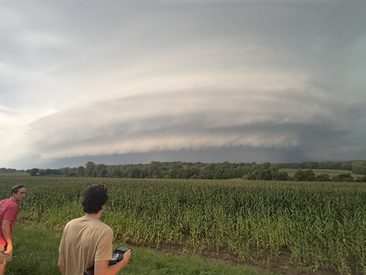 packie7b's tweet photo. UNBELIEVEABLE UFO on tornado confirmed cell in NY just now #nywx https://t.co/PWtsPrwrTX