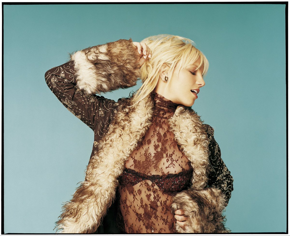 cupidstelephone's tweet photo. britney spears, 2001 ☆ fashionista https://t.co/EpGW42KzEL