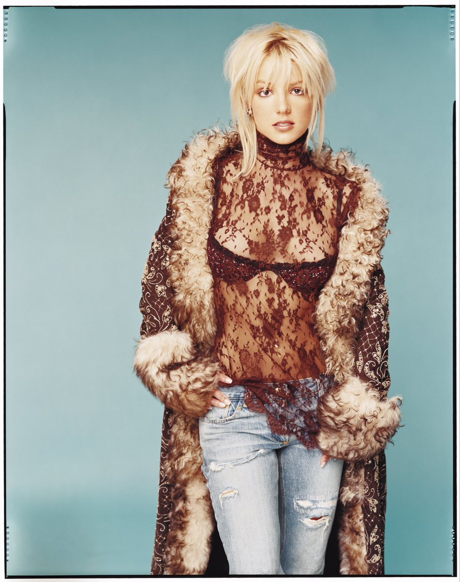 cupidstelephone's tweet photo. britney spears, 2001 ☆ fashionista https://t.co/EpGW42KzEL