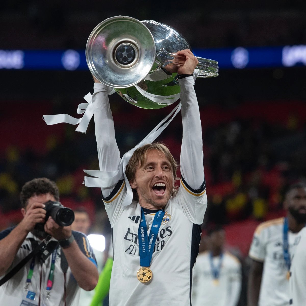 AdriRM33's tweet photo. 🗣️ Luka Modric: "Carlo Ancelotti me llamó cuando se sabía que yo no iba a continuar con el Real Madrid y él tampoco. Me llamó unos días después porque sabía lo del Milan, ya que le preguntaron por mí desde aquí.

Tú eso lo percibes por cómo la gente habla del Milan. Es como cuando la gente habla del Real Madrid, se habla de una manera diferente. Así se habla del Milan también cuando hablas con la gente y, sobre todo, del pasado.

Llevo jugando al fútbol más de 30 años, empecé de niño a los 6 años y sé que esto no puede durar tanto como otros trabajos. Pero para mí esto no es un trabajo, es algo que amo. Y cuando haces algo que amas, no lo consideras un trabajo. Es algo que disfruto día a día, y mientras me sienta bien y vea que puedo cumplir con lo que me piden o con lo que debo hacer, quiero continuar. ¿Cuánto va a ser eso? Sé que el final está cada vez más cerca, pero no sé si será este año o el próximo.

Ya se ve por los primeros partidos que es un Madrid diferente, un Madrid que da miedo, que me gusta. Lo de Mourinho creo que es una decisión muy acertada del club, la mejor opción para ese puesto viendo el equipo y todo. Él conoce la casa, es un ganador, tiene una personalidad increíble y le tengo un cariño especial porque él fue quien me trajo, que fue lo más importante para mi llegada. Él le dijo al club: "Quiero a este o a nadie más".

¿Sabes? Por eso llegué al Madrid. Tal como se dio la negociación, a lo mejor si no hubiera sido por eso el Madrid se habría retirado de la negociación por tantas idas y vueltas. Por eso le tengo mucho cariño y respeto. Mi única pena es no haber trabajado más tiempo con él.

En ese año con Mourinho aprendí mucho sobre cómo hacer aún mejor tu trabajo, pelear, darlo todo... Su forma de preparar los partidos era algo increíble. Salías al campo sabiendo exactamente qué iba a pasar. Creo que es la mejor opción y que va a traer mucha alegría al madridismo, y el Madrid va a ser muy peligroso en todas las competiciones. Mourinho es especial para mí por cómo luchó por mi fichaje, eso no se olvida.

Yo por él haría lo que hiciera falta. Aunque no hablamos mucho, a veces nos mandamos mensajes, pero siempre le deseo lo mejor. Creo que está en el sitio adecuado porque está en el mejor club del mundo y él es uno de los mejores entrenadores de la historia. Esta alianza es muy buena y seguro que da miedo a los demás.

El REAL MADRID nunca tiene que mirar lo que hacen los demás, sino a sí mismo. El Barcelona a lo mejor es su rival más grande, pero el Madrid debe estar enfocado en lo suyo y que sean los otros los que se preocupen del Madrid, no el Madrid de los otros. Siempre ha sido así, al menos en mi época y mucho antes, por eso el Madrid es tan grande.

Mi trofeo más grande, aunque he ganado muchos títulos, es el cariño de la afición madridista. Es difícil encontrar palabras para agradecer tanto cariño. Lo noté desde el primer día, incluso cuando pasé por ese tramo un poco complicado a mi llegada. Sentí en la grada y en las calles que la gente me quería, y ese cariño fue creciendo con el tiempo. Para mí, eso es más importante que cualquier título.

 El Madrid es mi casa y siempre lo será. Siempre seré madridista por todo lo que viví allí. Fueron los mejores años de mi vida profesional y personal. Ojalá pueda volver algún día, pero veremos en qué rol. Yo soy una persona que quiere hacer las cosas bien y ser útil. No volvería al Madrid solo por mi nombre, para estar allí sin saber bien qué hago.

Yo no podría hacer un trabajo así. Si vuelvo, quiero ser útil, importante y protagonista en lo que haga, como dijo Mourinho hace poco: trabajar “para” el Real Madrid, ayudando en todo lo que pueda, porque no sé hacer las cosas a medias. O lo hago bien o no lo hago. Ya veremos, pero seguro que sería un sueño."

LO QUIERO MUCHO 🥹

{ @diarioas }