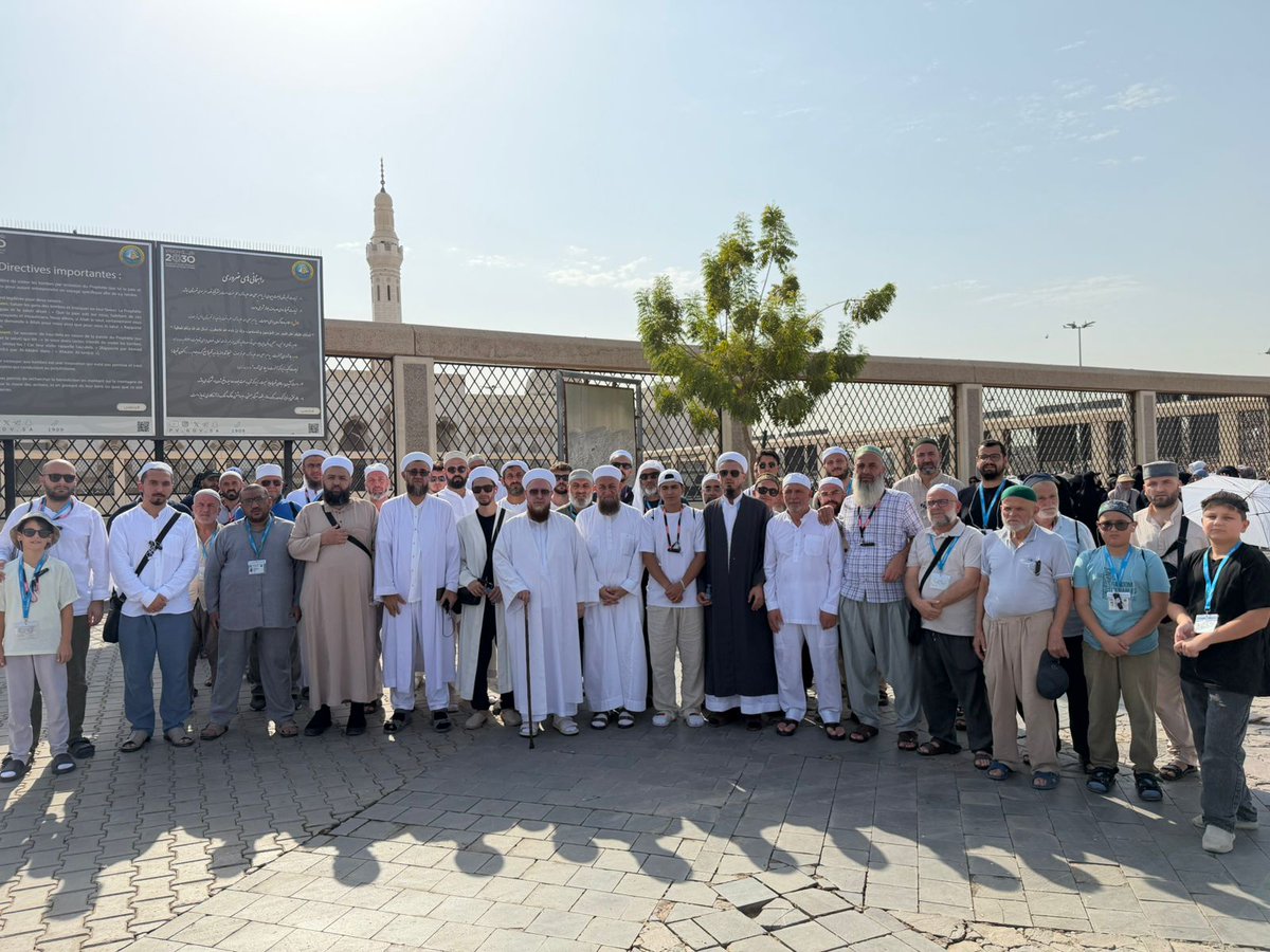 mozsimseklerr's tweet photo. Mümin ve münafığın tefrik edildiği,  yiğitlerin destan yazdığı UHUD Meydanı
Resülüllah'ın "Uhud Bizi sever Biz de onu severiz" buyurduğu UHUD DAĞI
Başta Hz Hamza, Musab b Umeyr ve Abdullah b Cahş (R. anhüm) olmak üzere Uhud şehidlerinin bulunduğu kabristan
Ruhları için el-Fatiha https://t.co/BakgzE7oQm