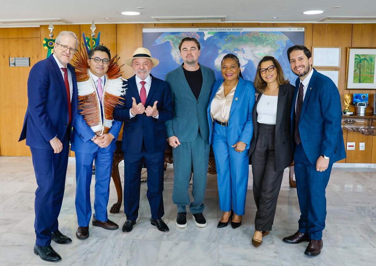 LulaOficial's tweet photo. Eu e Janja recebemos nesta quarta, no Palácio do Planalto, a visita do ator Leonardo DiCaprio. 

No encontro, que durou cerca de 40 minutos, conversamos sobre os impactos das mudanças climáticas e as iniciativas do governo brasileiro de proteção ao meio ambiente, com redução recorde do desmatamento, enfrentamento ao garimpo ilegal e demarcação de terras indígenas.

Destaquei que o Brasil tem a matriz energética mais limpa do mundo, além de ser grande produtor de biocombustíveis, o que reduz a emissão de CO2, com a mistura de 32% de etanol na gasolina e de 15% de biodiesel no diesel.

DiCaprio contou como conheceu o Xingu, há 25 anos, relatou a amizade com o cacique Raoni e falou do trabalho de sua organização em defesa da proteção dos territórios indígenas e das florestas no Brasil – em parceria com o governo federal -, além de ações na África e na Ásia. Parabenizei DiCaprio pelo seu compromisso com a causa ambiental e indígena.

O ator e ativista estava acompanhado do CEO Wes Sechrest, que elogiou o Brasil pela criação do Fundo Tropical Florestas para Sempre (TFFF). O fundo inova ao disponibilizar parte dos rendimentos para recompensar países que mantêm suas florestas de pé e, ao mesmo tempo, garantir retorno aos seus investidores.

A audiência foi acompanhada pela ministra Margareth Menezes (Cultura), seu secretário-executivo Márcio Tavares, pelos ministros Eloy Terena (Povos Indígenas) e João Paulo Capobianco (Meio Ambiente), além do diretor da Re:wild no Brasil, Rodrigo Medeiros; e na América Latina, Christopher Jordan.

📸 @ricardostuckert