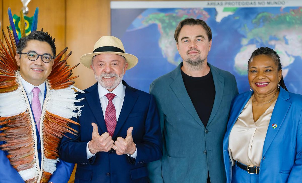 LulaOficial's tweet photo. Eu e Janja recebemos nesta quarta, no Palácio do Planalto, a visita do ator Leonardo DiCaprio. 

No encontro, que durou cerca de 40 minutos, conversamos sobre os impactos das mudanças climáticas e as iniciativas do governo brasileiro de proteção ao meio ambiente, com redução recorde do desmatamento, enfrentamento ao garimpo ilegal e demarcação de terras indígenas.

Destaquei que o Brasil tem a matriz energética mais limpa do mundo, além de ser grande produtor de biocombustíveis, o que reduz a emissão de CO2, com a mistura de 32% de etanol na gasolina e de 15% de biodiesel no diesel.

DiCaprio contou como conheceu o Xingu, há 25 anos, relatou a amizade com o cacique Raoni e falou do trabalho de sua organização em defesa da proteção dos territórios indígenas e das florestas no Brasil – em parceria com o governo federal -, além de ações na África e na Ásia. Parabenizei DiCaprio pelo seu compromisso com a causa ambiental e indígena.

O ator e ativista estava acompanhado do CEO Wes Sechrest, que elogiou o Brasil pela criação do Fundo Tropical Florestas para Sempre (TFFF). O fundo inova ao disponibilizar parte dos rendimentos para recompensar países que mantêm suas florestas de pé e, ao mesmo tempo, garantir retorno aos seus investidores.

A audiência foi acompanhada pela ministra Margareth Menezes (Cultura), seu secretário-executivo Márcio Tavares, pelos ministros Eloy Terena (Povos Indígenas) e João Paulo Capobianco (Meio Ambiente), além do diretor da Re:wild no Brasil, Rodrigo Medeiros; e na América Latina, Christopher Jordan.

📸 @ricardostuckert