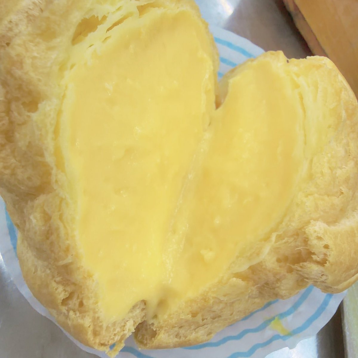 omiyayogashiten's tweet photo. たっぷりカスタードが詰まった近江屋洋菓子店自慢のシュークリーム本日ご用意出来ました🤫

昔ながらのシュー生地に自家製カスタードを隙間なく詰めてずっしり感じる食べ応えがあるシュークリームです✨

とっても手間がかかるため数に限りございますがぜひお楽しみください😋 https://t.co/SxGGytY2eW