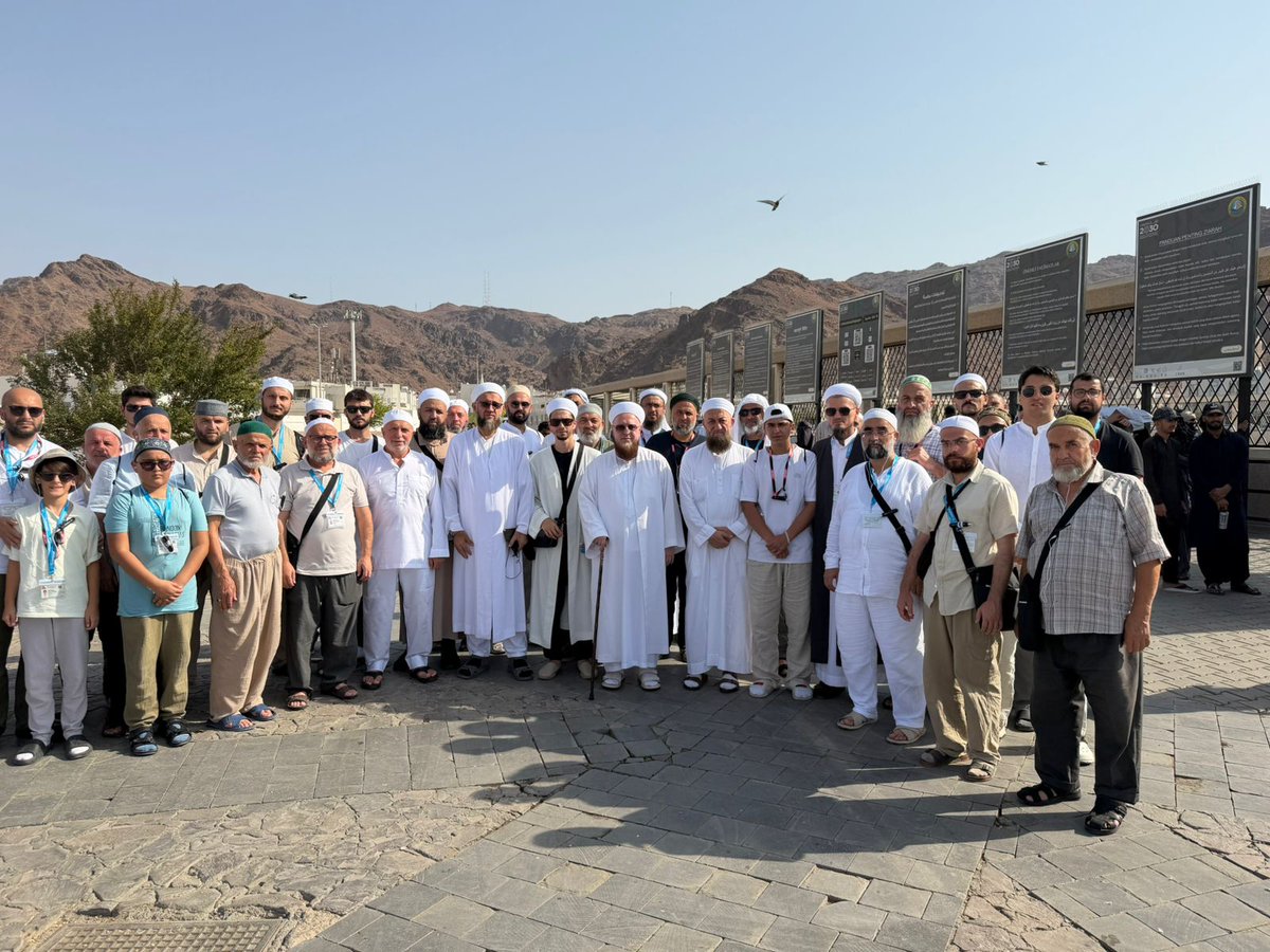 mozsimseklerr's tweet photo. Mümin ve münafığın tefrik edildiği,  yiğitlerin destan yazdığı UHUD Meydanı
Resülüllah'ın "Uhud Bizi sever Biz de onu severiz" buyurduğu UHUD DAĞI
Başta Hz Hamza, Musab b Umeyr ve Abdullah b Cahş (R. anhüm) olmak üzere Uhud şehidlerinin bulunduğu kabristan
Ruhları için el-Fatiha https://t.co/BakgzE7oQm