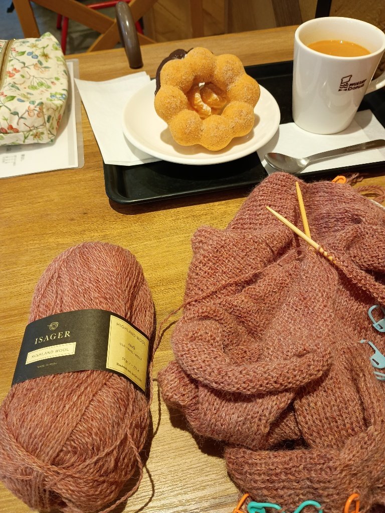 pull0331's tweet photo. 本日、通院。診察の順番だけ取って、ミスドで編み物。順番は4番目が取れたので、待合室が開く時間に戻ろうと思います。 https://t.co/R6NUDG8A7X