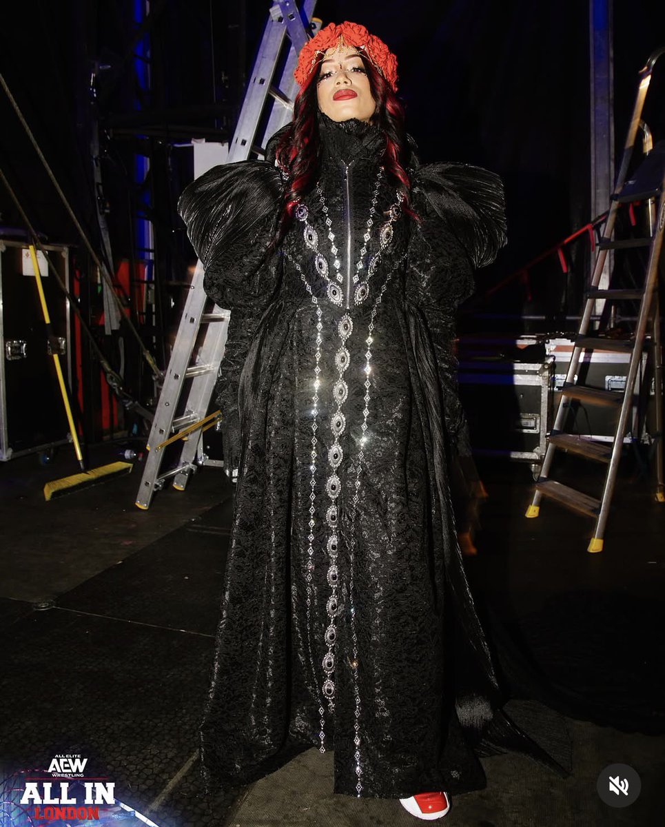 LyricWrestling's tweet photo. It took rewatching the match and entrances to catch this detail but Mercedes calling back to the original Resurgence match by going full Evil Queen right before Willow’s storybook intro was brilliant. https://t.co/Aoywi7eEUE