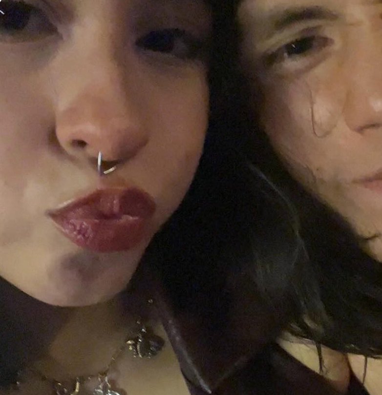 ariaduckula's tweet photo. Que les importa si amo al que no me ama, yo soy feliz cuando me busca cada 6 meses https://t.co/ZzpSPvfk71