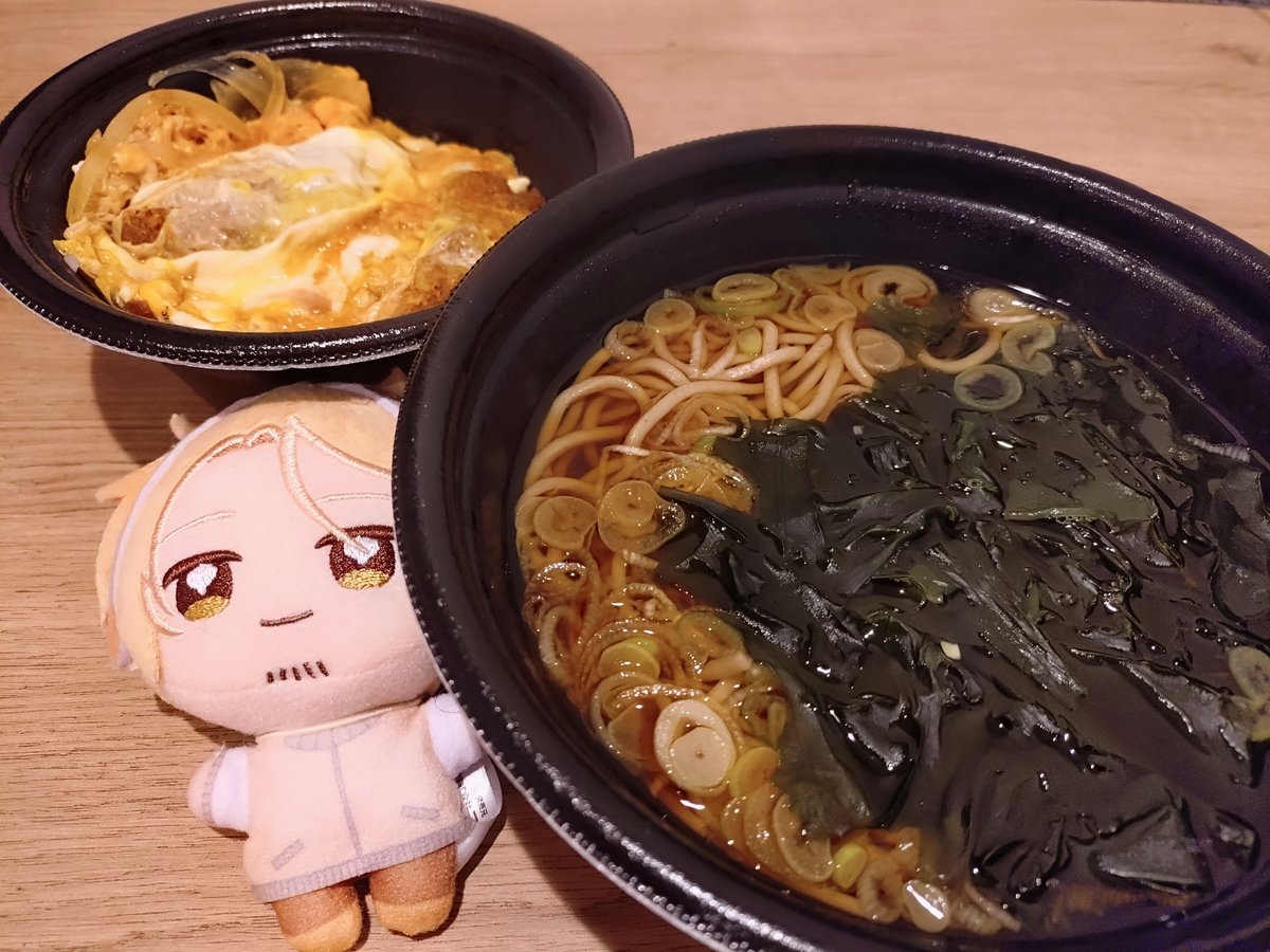 NogiKaname's tweet photo. とうきょのおもひで
はるき、これがひだかやとふじそばだよ（ふくおかにはない） https://t.co/O866JcTDO1
