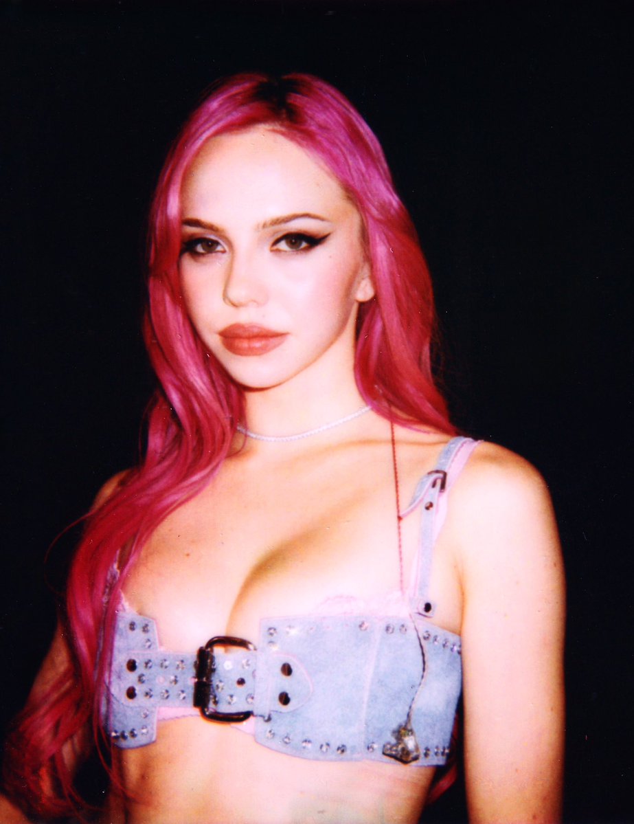 luv4dela's tweet photo. INSANE face and body card https://t.co/3BdsME9Oeg