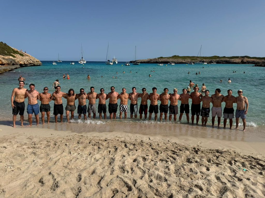 efectivo__'s tweet photo. 21 amigos 30 días de viaje en europa 🤝 https://t.co/hKzzJ3biTY
