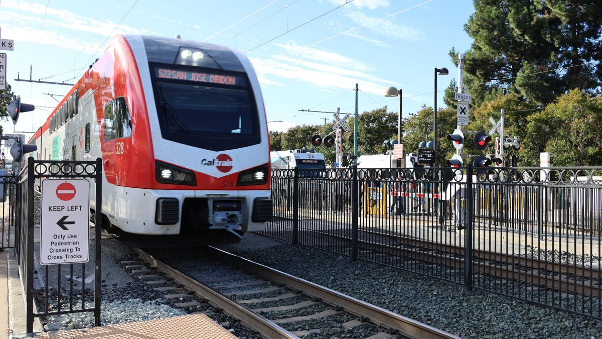 Caltrain's tweet photo. Join us for a special Transit Month webinar! If you live or work in San Mateo County, learn how to use the CommuteStar app to log your transit commutes, earn rewards, and enter for a chance to win a $100 e-gift card during Transit Month. Learn more: https://t.co/WQjKvZmqFG . https://t.co/evBcI1BcPT