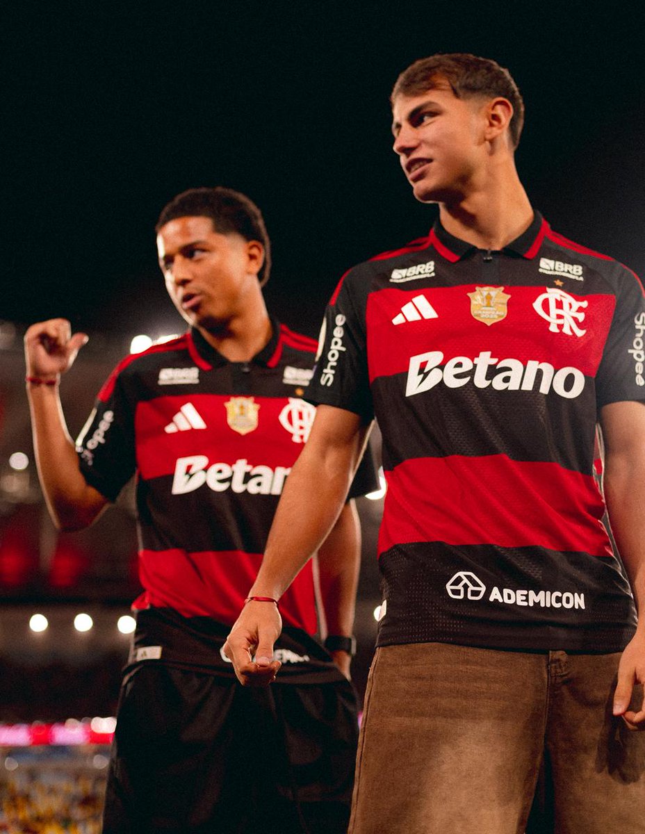 Flamengo_es's tweet photo. 🇪🇨🤝🇦🇷 Presentación de Anthony Valencia y Joaquín Freitas en el Maracaná. https://t.co/GZmlOGzTqq