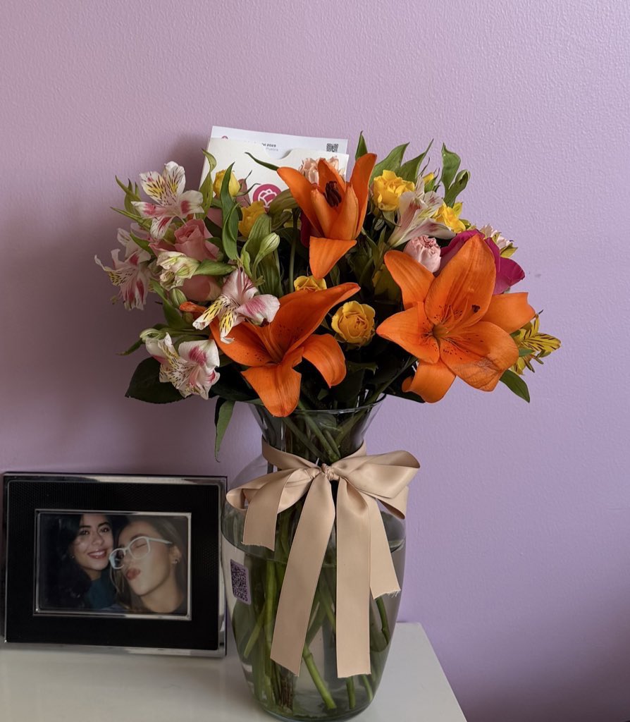 paotejedaaa's tweet photo. desde que conozco a mi novio mínimo cada mes hay flores en mi cuarto 💗 https://t.co/hmOijwIy5t