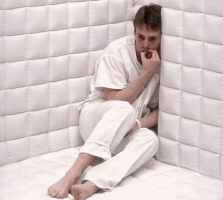 patit0xd2000's tweet photo. No les pasa que los carcomen los pensamientos intrusivos en plena noche de insomnio? https://t.co/AeJHbpa4tJ