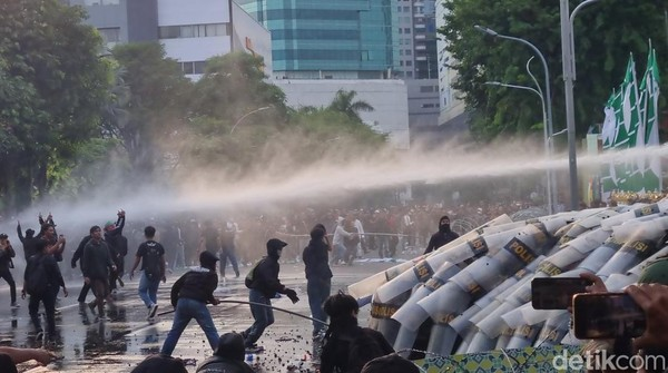 stravenues's tweet photo. Giliran nyemprotin orang demo pake yang lebih kenceng airnya. https://t.co/aoPC9pm60j