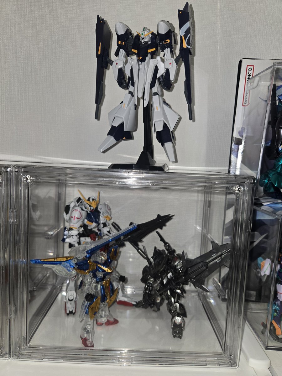zukk418554's tweet photo. 段ボールに突っ込んでた今まで組んだプラモ、なんとなく並べてみた🤣
数えてみたらなんと４０体…クラス写真じゃん😳（俺らの時代は1クラス40人だった）
まぁ、+4箱積んでるんだけどw

直感だけで買ってるから、何も統一感ないけど😂やっぱ、RGのHi-νとゴッドが好きだなぁ😘

#ガンプラ https://t.co/pTCpOve0cJ