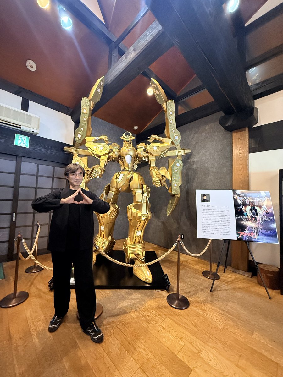 kawamoriexpo's tweet photo. 先週末は大阪から、生まれ故郷の富山県南砺市へ！
道の駅たいらにて、南砺市の田中市長とトークさせていただきました。

市長とは、1970年の大阪万博に小学生の頃に行っていたことや、祖父同士が隣り合う村の村長だったことなど、意外な共通点も多く、楽しく盛り上がりました🌟

そしてサプライズで、なんと私の祖父が歌っている昔の音源に合わせて「麦屋節」の披露まで♫
これにはぐっときました❗️

来てくださった皆さま、企画してくださった皆さま、本当にありがとうございました🌟

そして、念願のゴールドアクエリオンともついに対面♾️
あまりにも見事にハマっていて、まるで不動明王✨

私も不動司令になりきって、手を合わせてきました。
合掌🙏合体

#南砺市
#アクエリオン
#万博