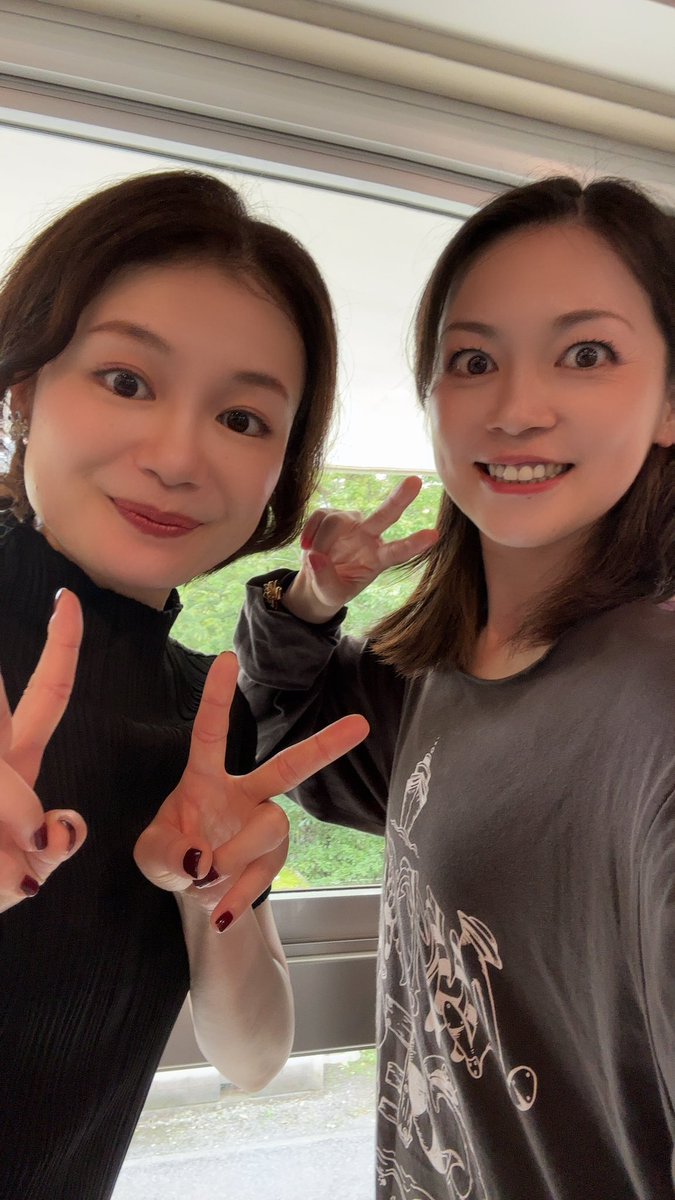 per_lar85's tweet photo. 劇場入りしました！！
ミュージカル「Live Airline」もうすぐだぁ！一緒に切磋琢磨している彩橋みゆちゃんと！！
今日も舞台稽古頑張ります！
プリモホールゆとろぎとっても素敵な劇場です✨ https://t.co/MoMHfQC75s