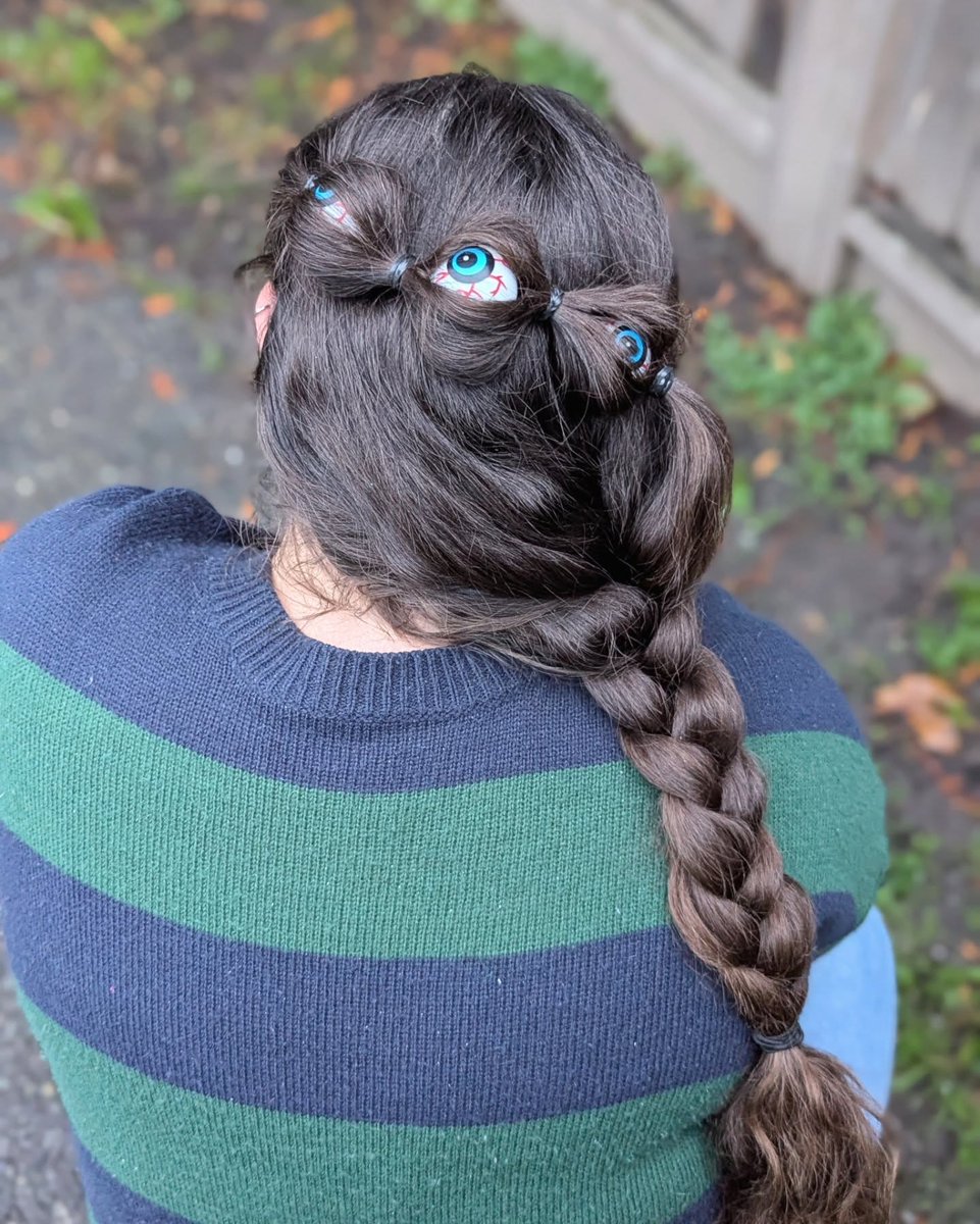 felix_30's tweet photo. I always feel like somebody’s watching me... and I have no privacy. ”

Today E gave “eyes on the back of my head” a whole new meaning. This look may be simpler, but keeping slippery eyes in place is no TikTok-level task. https://t.co/l4nETVyEhG