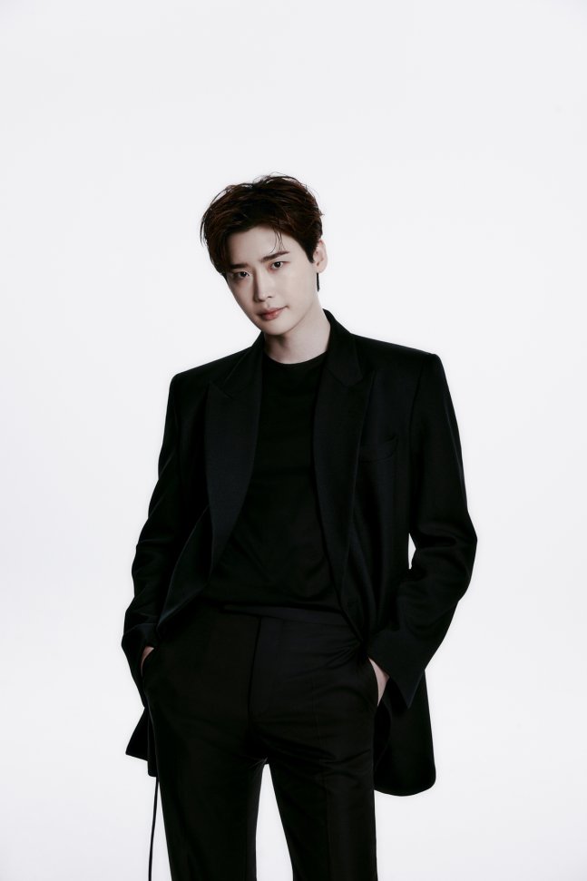 tang__kira's tweet photo. Lee Jongsuk mengundurkan diri dari drama adaptasi webtoon 'Iseop's Romance'

Agensi Ace Factory menyampaikan, Lee Jongsuk sudah terlibat dalam drama ini sejak tahap perencanaan tetapi harus mengundurkan diri karena jadwal produksi drama 'Iseop's Romance' berubah dari timeline awal sehingga bentrok dengan jadwal syuting lain yang akan berjalan.

https://t.co/T11qUh7u2m